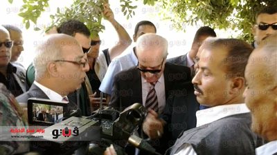 وزير الآثار يدخن السجائر ويلقيها على الأرض في شارع المعز