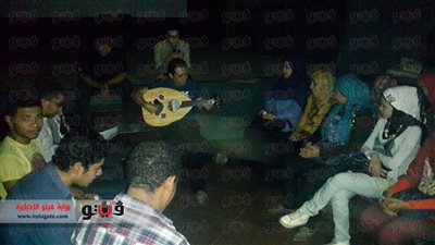 بالصور.. فنانو الفيوم يواجهون انقطاع الكهرباء بالموسيقى