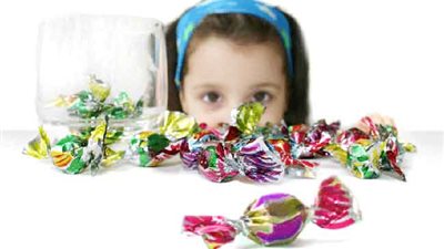 أخصائي تغذية يحذر من تناول الأطفال الحلوى الفوسفورية: تسبب الوفاة