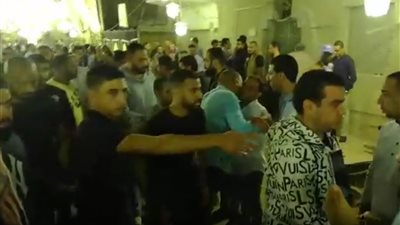 المعجبون يلاحقون مؤمن زكريا في عزاء علاء على للاطمئنان على صحته