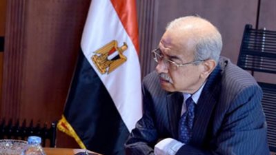 شريف إسماعيل يتفقد معرض الحرف اليدوية ويستمع لشرح من الأسر