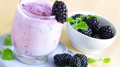 «سموزي الزبادي» بالتوت على طريقة «الشيف راشيل»