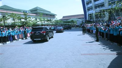 طلاب الجامعة المحمدية يحتشدون بالأعلام للترحيب بالإمام الأكبر