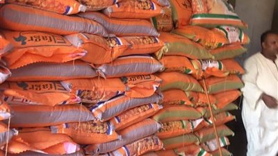 ضبط 154 طن أسمدة وأعلاف بمخازن غير مرخصة بالمنيا (صور)