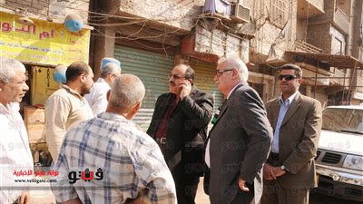 بالصور.. محافظ القليوبية يقوم بجولة مفاجئة بحي غرب شبرا الخيمة