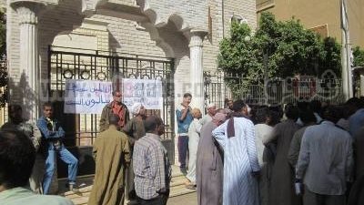 العاملون على الصناديق الخاصة يغلقون مجلس مدينة دشنا للمطالبة بالتثبيت