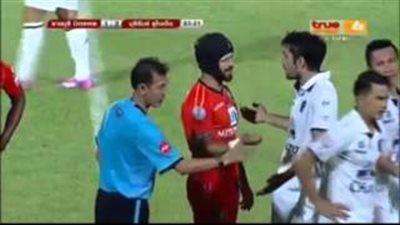 بالفيديو..لاعب إسباني يعتدي على الحكم في الدوري التايلاندي