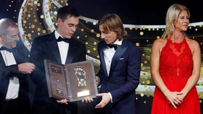 لحظة تتويج لوكا مودريتش نجم ريـال مدريد بجائزة القدم الذهبية 2019 (فيديو وصور)