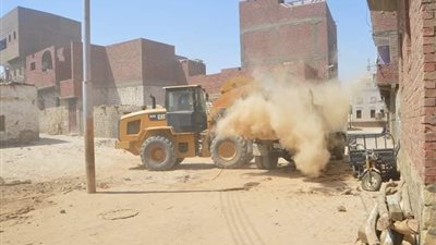 إزالة 7 منازل ومبان آيلة للسقوط في الوادى الجديد
