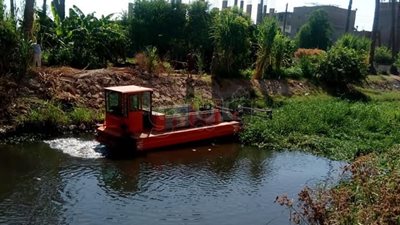 تطهير ترعة المخرات بمركز الفتح بواسطة حصادة المخلفات الجديدة بأسيوط