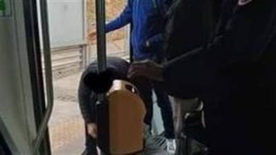 لعدم دفع التذكرة.. كمسري يسحل عجوزا قعيدا في قطار بالمغرب (صور)