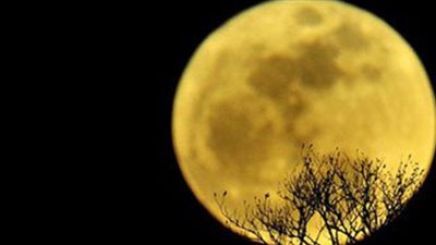 ننشر تفاصيل ظاهرة السوبر قمر.. رؤيتها الساعة 11 مساء اليوم.. القمر يقترب من الأرض بـ 357 ألف كيلو متر.. يصاحبها عواصف وسحب.. ترى بالعين المجردة.. تحدث 6 مرات سنويا