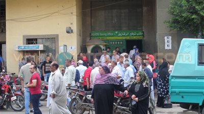 بالصور.. توافد المواطنين على مكتب بريد الزقازيق للتقدم لشقق الإسكان