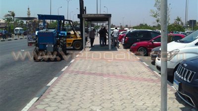 بالصور.. تركيب تندات لحماية المواطنين من الشمس بمطار القاهرة