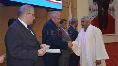 محافظ الوادي يكرّم موظفي النظافة في احتفالية عيد العمال (صور)