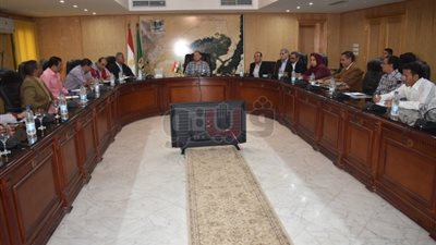 محافظ الفيوم يناقش مع وفد 