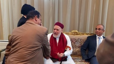 موظفة بالزقازيق ترتدي الحجاب استحياء لالتقاط صور مع المفتى السابق(فيديو)