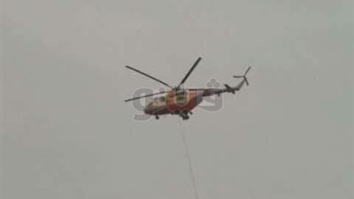 هيلكوبتر تساعد في إطفاء حريق مصنع سكر كوم أمبو (صور)