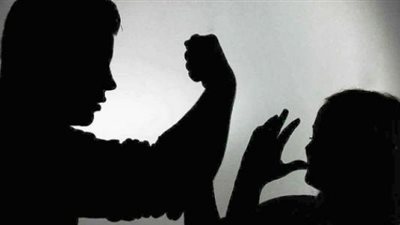 شاب يعتدي على والديه بالضرب المبرح بسبب خلافات مالية بقنا