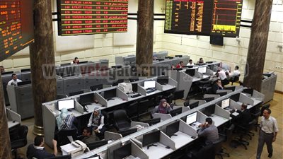 مؤشرات البورصة تكتسى باللون الأحمر وتخسر 3.18 مليار جنيه