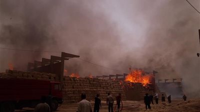 تفاصيل حريق مصنع السكر في أسوان.. الدفع بـ12 سيارة إطفاء للسيطرة على النيران.. الاستعانة بهليكوبتر بسبب اتساع المساحة.. «الصحة»:ارتفاع المصابين لـ12 مواطنا