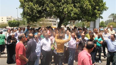 بالصور.. وقفة احتجاجية لأعضاء الزمالك للمطالبة بإغلاق قناة crt