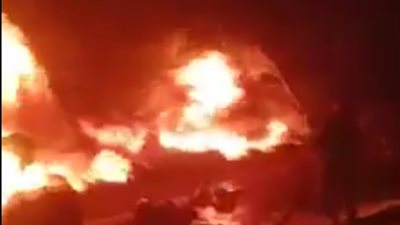 لحظة اندلاع النيران في خط أنابيب بترول إيتاي البارود في البحيرة (فيديو)