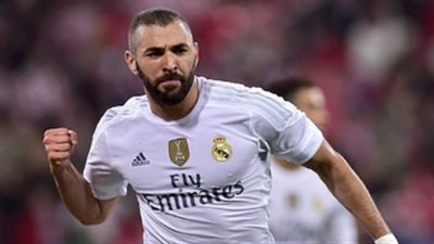 ليون يرغب في استعادة نجمه السابق كريم بنزيمة