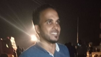 شاب يوزع المياه على رجال الحماية المدنية بحريق خط أنابيب بترول إيتاي البارود