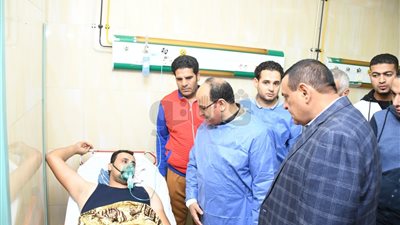 محافظ البحيرة يزور مصابي حادث التسريب البترولي بإيتاي البارود (صور)