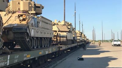 لواء دبابات أمريكية يصل إلى أوروبا