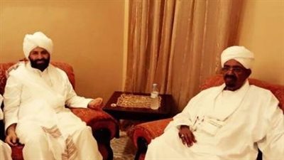قيادي إخواني يمني يلتقي «البشير» بالزي السوداني