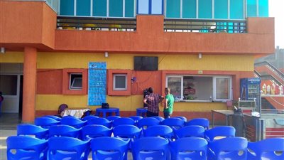 مقاهي الغربية تستعد لمشاهدة مباراة «محمد صلاح» أمام روما (صور)