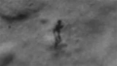 بالفيديو.. «جوجل» ترصد مخلوقا فضائيا على سطح القمر