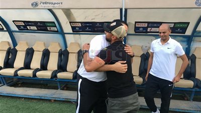 خالد قمر يصل ملعب بتروسبورت ويصافح جهاز الزمالك (صور)