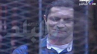 بالفيديو.. علاء مبارك يضحك على تعليق 