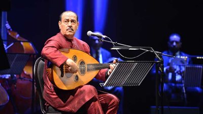 لطفي بوشناق يشدو على مسرح نقابة الصحفيين