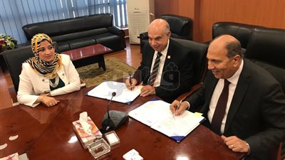 توقيع عقود تنفيذ شبكات البنية التحتية لـ6 مناطق صناعية بقنا وسوهاج