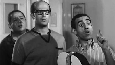 ثلاثي أضواء المسرح يوزعون الياميش على المتفرجين