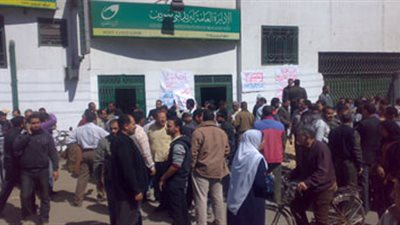 سائقو المحلة يقتحمون مكتب البريد الرئيسى لإجبار موظفيه على  الإضراب