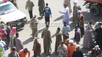 بالصور.. إضراب عمال النظافة والتجميل بمركز نجع حمادى بقنا