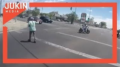 رد فعل شباب لحظة عبور «مسنة» الطريق (فيديو)