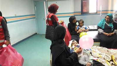 «الهلال الأحمر» يدعم أطفال «الأقصر الدولي» (صور)