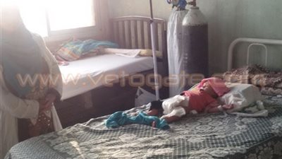 وفاة أول طفلة بسبب تناولها محلول جفاف بأحد مستشفيات بني سويف.. وكيل الصحة يؤكد: لا علاقة للأدوية بموتها والسبب فيروس في المخ.. «أستاذ جراحة أطفال»: يجب فحص عينة منه.. وحقوقية تطالب بالتحقيق 
