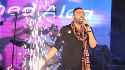 محمد علاء يمتع عشاقه بسهرة فنية في ساقية الصاوي (صور)