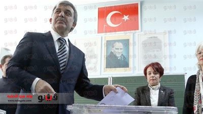 بالصورة.. «غول» يدلي بصوته وينصح باستكمال مسيرة الديمقراطية