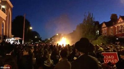 انفجار كرة نار في وجه محتفلين يهود بسبب الهواتف الذكية (فيديو وصور)