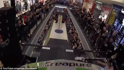 ألماني يفوز بأول سباق للدراجات على سلالم مول تجاري (فيديو وصور)