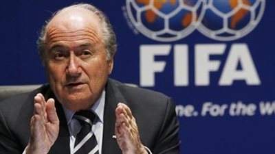 بلاتر يدعو لتشديد العقوبات على الأندية التي تردد جماهيرها هتافات عنصرية