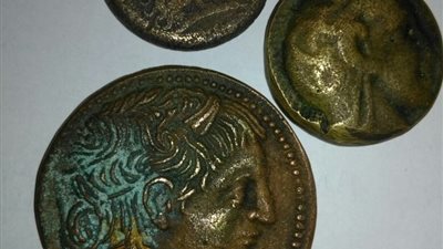 إحباط محاولة تهريب عملات أثرية بمطار برج العرب